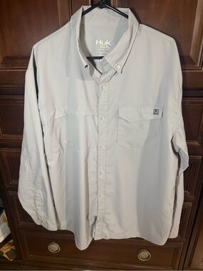 Huk men’s xxl light gray performance button down shirt